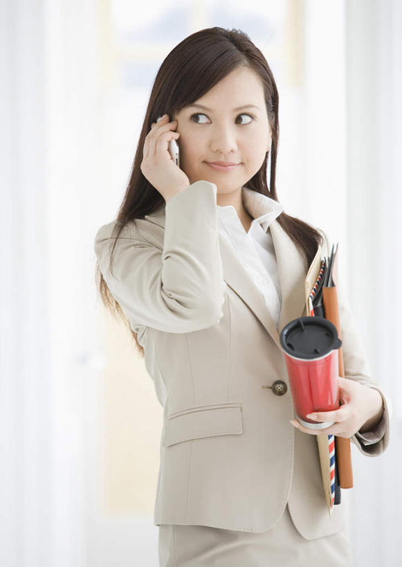 东方人,一个人,商务人士,商务女性,办公室,站,笑,打电话,微笑,竖图,室内,白天,正面,杯子,电话,手机,亚洲,仅一个年轻女性,仅一个女性,仅一个人,握,套装,材料,档案,文件,纸,陶瓷,墙,陶瓷制品,拿,拿着,注视,黄种人,通讯设备,墙壁,墙面,马克杯,手稿,水杯,资料,观察,看,站着,握着,观看,证明,察看,关注,文档,商务装,工薪阶层,一部,交流,年轻女性,女人,女性,亚洲人,白领,上班族,沟通,通话,站立,半身,彩图