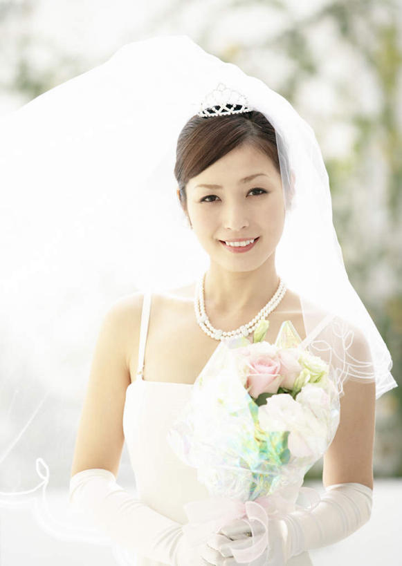 东方人,一个人,新娘,笑,微笑,露齿笑,竖图,室外,白天,正面,婚纱,婚礼,快乐,植物,皇冠,项链,亚洲,仅一个年轻女性,仅一个女性,仅一个人,握,阴影,头纱,朦胧,模糊,庆祝,盛开,光线,捧花,手捧花,头饰,影子,结婚,花蕾,注视,黄种人,装饰品,花,花瓣,花朵,鲜花,树,树木,绿色,阳光,自然,饰品,手套,首饰,花束,花苞,花蕊,观察,看,喜庆,握着,生长,成长,观看,纪念,权威,察看,高贵,关注,权力,统治,婚礼捧花,年轻女性,女人,女性,亚洲人,王冠,半身,彩图,婚礼服,礼服,高兴,婚礼头纱