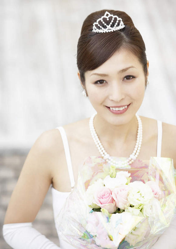 东方人,一个人,新娘,笑,微笑,露齿笑,竖图,俯视,室内,白天,婚纱,婚礼,快乐,皇冠,项链,亚洲,仅一个年轻女性,仅一个女性,仅一个人,握,阴影,头纱,朦胧,模糊,庆祝,盛开,反射,捧花,手捧花,头饰,影子,结婚,花蕾,注视,黄种人,装饰品,花,花瓣,花朵,鲜花,饰品,手套,首饰,花束,花苞,花蕊,观察,看,喜庆,握着,观看,纪念,权威,察看,高贵,关注,权力,统治,婚礼捧花,年轻女性,女人,女性,亚洲人,王冠,半身,彩图,高角度拍摄,婚礼服,礼服,高兴,婚礼头纱
