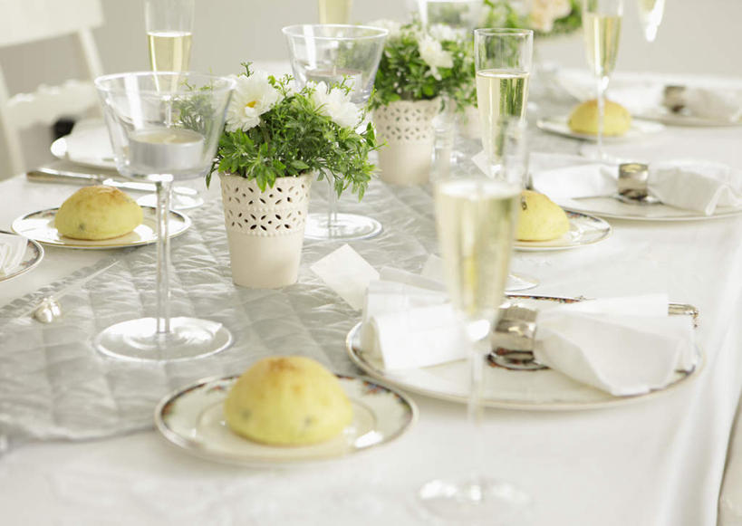 点心,葡萄酒,无人,餐厅,客厅,横图,室内,白天,正面,奢侈,快乐,植物,餐桌,桌子,杯子,餐具,花瓶,椅子,玻璃,许多,盛开,布料,叉子,瓷器,刀叉,刀子,碟子,高脚杯,盆栽,勺子,食品,甜点,甜品,盆景,浪漫,花蕾,布纹,玻璃制品,酒,酒瓶,桌布,花,花瓣,花朵,鲜花,食物,糕点,饮料,排列,绿色,自然,盘子,玻璃瓶,餐巾,酒杯,水杯,调羹,台布,甜食,香槟,花苞,花蕊,诱惑,生长,成长,餐台,起居室,队列,铁勺,香槟杯,气泡酒,起泡酒,汽酒,玻璃杯,餐桌布,彩图,高兴,欢笑,餐馆,饭店,饭馆