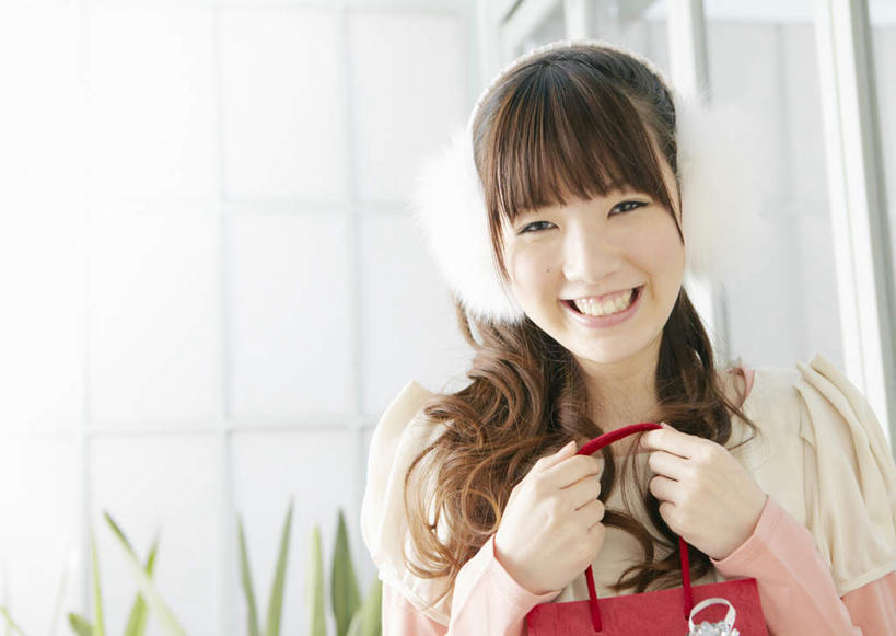 东方人,一个人,站,笑,微笑,露齿笑,横图,室内,白天,正面,植物,窗户,袋子,礼物,亚洲,仅一个年轻女性,仅一个女性,仅一个人,握,服装,装饰,包装袋,盆栽,纸袋,盆景,拿,拿着,注视,休闲装,黄种人,玻璃窗,衣服,红色,绿色,自然,观察,看,站着,休闲,温暖,休闲服,握着,服饰,礼品,生长,成长,耳罩,观看,保暖,华丽,点缀,察看,御寒,关注,礼品袋,耳套,衬托,美观,雅致,雅观,耳护,耳暖,年轻女性,女人,女性,亚洲人,长发,卷发,站立,半身,彩图