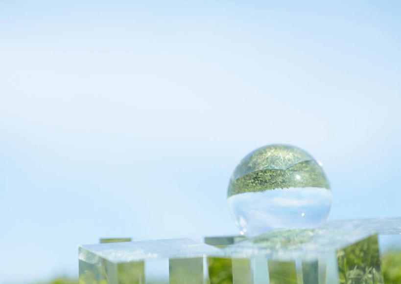 无人,横图,室外,特写,白天,仰视,草地,草坪,植物,阴影,透明,光线,图形,影子,水晶,几何,立方体,正方体,草,蓝色,绿色,蓝天,天空,阳光,天,球体,水晶球,晴朗,数学,万里无云,晴空,晴空万里,彩图,低角度拍摄,几何图形,立体几何,立体图形,正六面体