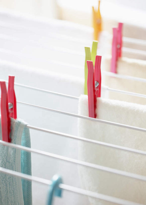 无人,竖图,俯视,室内,特写,白天,静物,吊挂,悬挂,纺织物,塑料,挂,黄色,红色,夹子,晾衣绳,绳子,塑料制品,毛巾,清洁,保暖,衣夹,透气,防水,储水,耐磨,吸水,彩图,高角度拍摄