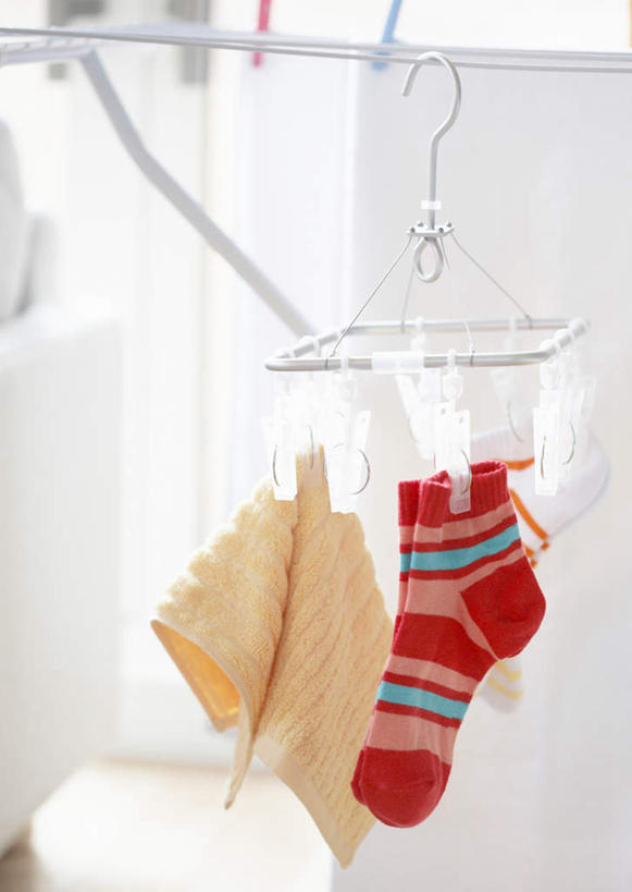 无人,竖图,室内,特写,白天,正面,静物,吊挂,悬挂,服装,纺织物,塑料,挂,袜子,衣服,红色,蓝色,夹子,晾衣绳,绳子,塑料制品,毛巾,清洁,服饰,保暖,衣着,穿着,衣夹,透气,防水,衣饰,储水,耐磨,吸水,彩图