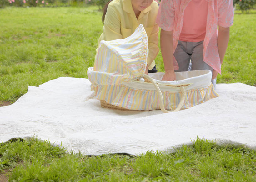 东方人,婴儿,儿童,三个人,家庭,夫妻,母亲,父亲,站,横图,室外,白天,正面,爱情,纯洁,草地,草坪,植物,纺织品,亚洲,握,阴影,服装,装饰,光线,篮子,毛毯,毯子,影子,浪漫,拿,拿着,注视,休闲装,黄种人,草,纺织,一个,小孩,衣服,绿色,白色,阳光,垫子,低头,观察,看,站着,休闲,温暖,温馨,父子,母子,三口之家,一家人,休闲服,恩爱,父爱,可爱,母爱,握着,恋人,服饰,活泼,单个,观看,华丽,修饰,点缀,和睦,察看,便利,存放,关注,载具,宝宝,纯真,烂漫,无邪,快捷,衬托,美观,雅致,雅观,方便,垂头,寄存,寄放,暂存,伶俐,天真,男人,男性,年轻男性,年轻女性,女人,女性,亚洲人,孩子,年轻人,夫妇,情侣,站立,半身,彩图,草编婴儿篮,婴儿篮,伴侣,融洽