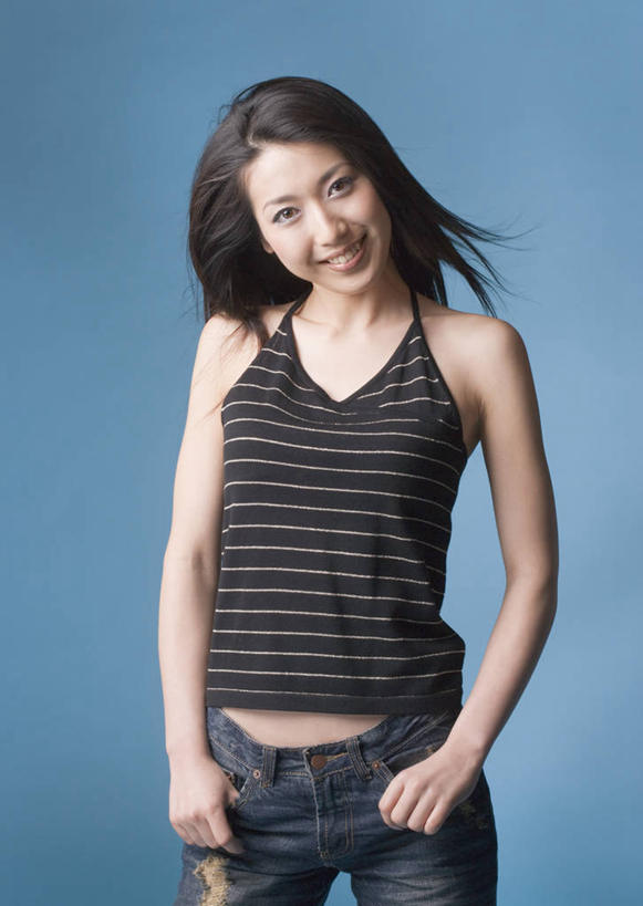 东方人,一个人,站,笑,微笑,露齿笑,竖图,室内,白天,正面,吊带,亚洲,仅一个年轻女性,仅一个女性,仅一个人,蓝色背景,服装,裤子,扭头,注视,吊带衫,牛仔裤,黄种人,衣服,观察,看,站着,转头,摄影,服饰,影棚,观看,察看,双手插袋,衣着,穿着,关注,手插袋,双手抄兜,双手放兜,衣饰,年轻女性,女人,女性,亚洲人,插兜,两手抄兜,两手放兜,手插兜,手放口袋,站立,半身,彩图,影棚拍摄,拍摄,手抄兜