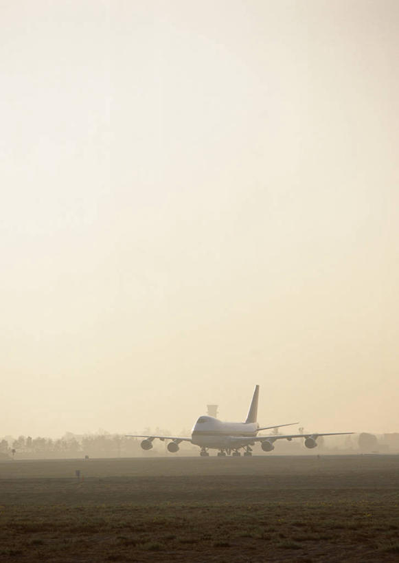 无人,机场,竖图,室外,白天,正面,日落,飞机,飞机场,阴影,光线,影子,晚霞,霞光,落日,交通,航空,阳光,黄昏,停机坪,交通工具,彩霞,运输,一架,客机,载具,夕照,薄暮,夕阳,彩图,傍晚,斜阳