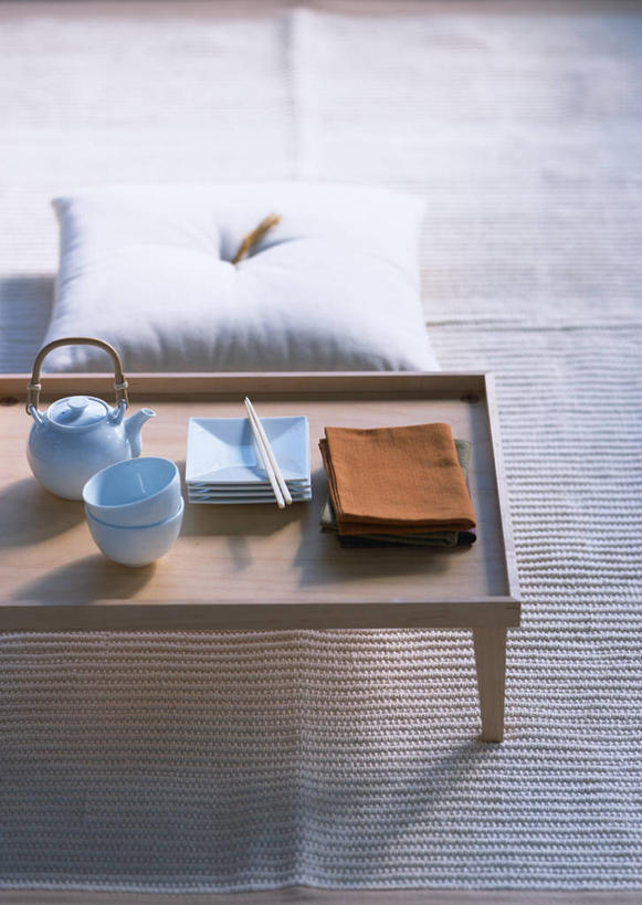 无人,竖图,俯视,室内,白天,地毯,靠垫,筷子,桌面,桌子,杯子,餐具,阴影,装饰,编织,反射,木制,碟子,壶,盘,影子,手工艺品,靠枕,织物,文化,传统,水壶,盘子,餐巾,茶壶,木制品,容器,水杯,工艺品,垫子,碟,枕头,礼节,华丽,修饰,点缀,礼仪,衬托,美观,雅致,雅观,保洁方巾,口布,茶杯,进餐用具,彩图,高角度拍摄