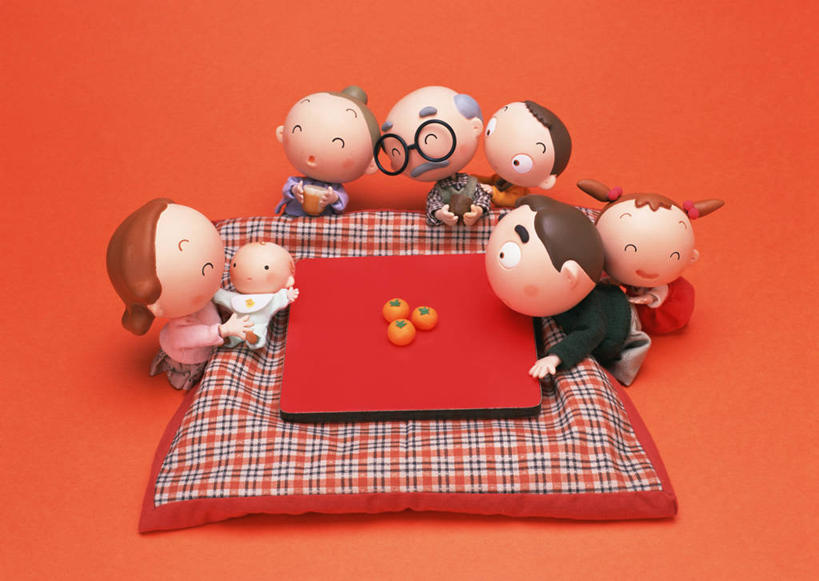 东方人,婴儿,儿童,中年人,老年人,无人,夫妻,母亲,父亲,女儿,祖母,祖父,三代同堂,坐,抱,笑,微笑,露齿笑,横图,俯视,室内,白天,爱情,纯洁,摆设,亚洲,橙色背景,服装,艺术,装饰,人偶,玩偶,眼镜,许多人,浪漫,围兜,注视,休闲装,黄种人,文化,祖孙三代,装饰品,小孩,衣服,餐巾,模型,装饰物,工艺品,观察,看,取暖,一群人,休闲,温暖,温馨,父女,母女,休闲服,恩爱,父爱,可爱,母爱,童年,童趣,恋人,摄影,服饰,影棚,奶奶,爷爷,抱着,观看,祖孙,老花镜,华丽,修饰,点缀,和睦,察看,高雅,木偶,搂着,关注,饰物,简洁,童真,烂漫,无邪,外婆,外孙女,外祖母,外公,外祖父,外孙,外孙子,衬托,美观,雅致,雅观,木偶人,木人,被炉,炬燵,暖桌,口水巾,食饭兜,婴儿围脖,婴儿围兜,远视眼镜,天真,老年男性,老年女性,男孩,男人,男性,女孩,女人,女性,中年男性,中年女性,亚洲人,孩子,夫妇,情侣,全家福,孙女,孙子,怀抱,搂,搂抱,相抱,拥抱,坐着,彩图,高角度拍摄,全身,影棚拍摄,拍摄,伴侣,融洽,男生,女生,爸爸,多代同堂,妈妈