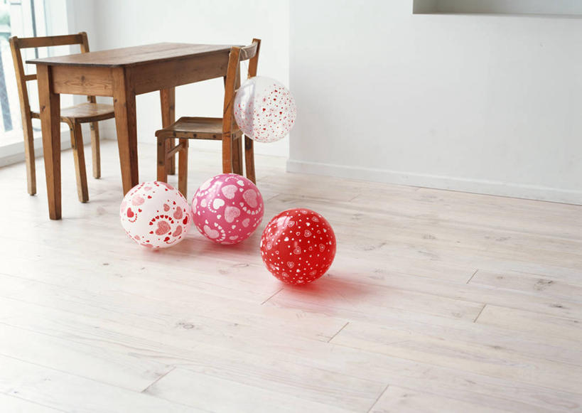 无人,横图,室内,白天,正面,地板,桌面,桌子,静物,椅子,阴影,装饰,反射,木制,影子,塑料,木椅,墙,地面,木地板,墙壁,墙面,红色,白色,木制品,气球,塑料制品,四个,橡胶,华丽,修饰,点缀,橡胶制品,衬托,美观,雅致,雅观,彩图