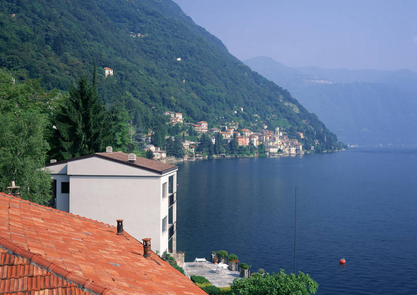 无人,家,横图,室外,白天,正面,旅游,度假,湖,湖泊,美景,森林,山,山脉,树林,水,植物,建筑,意大利,欧洲,阴影,波纹,光线,瓦片,影子,房屋,屋顶,屋子,湖面,景观,山峰,水流,水面,涟漪,山峦,顶棚,瓦,娱乐,楼房,住宅,树,树木,蓝色,绿色,倒影,蓝天,水纹,天空,阳光,自然,波浪,湖水,群山,天,享受,休闲,景色,放松,建造,生长,晴朗,成长,倒映,南欧,自然风光,屋瓦,万里无云,意大利共和国,水晕,反照,科摩湖,晴空,晴空万里,彩图,房子