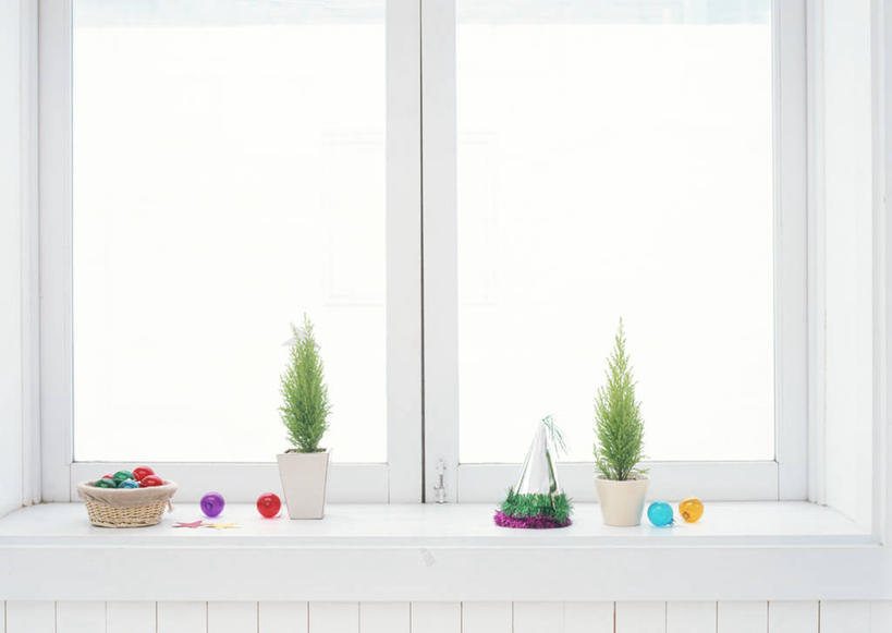 无人,交叉,横图,室内,白天,正面,植物,窗户,柏树,竹子,竹制,装饰,编织,挂饰,篮子,盆栽,墙,圣诞树,盆景,圣诞球,玻璃窗,墙壁,墙面,球,树,树木,绿色,自然,竹篮,球体,生长,成长,竹条,华丽,修饰,交织,点缀,竹制品,衬托,美观,雅致,雅观,高尚,长寿,不朽,正气,穿插,彩图