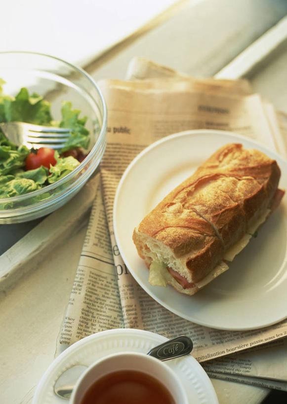 点心,面包,无人,竖图,俯视,室内,特写,白天,烹饪,西餐,阅读,幸福,茶,桌面,桌子,蔬菜,报纸,杯子,餐具,学习,朦胧,模糊,新鲜,木制,叉子,碟子,盘,塑料,生食,蔬菜沙拉,三明治,沙拉,红茶,茶叶,料理,食品,面点,娱乐,色拉,沙律,菜肴,美食,食物,糕点,盘子,木制品,容器,水杯,塑料制品,碟,碗,快餐,看,享受,休闲,温馨,放松,乐趣,西式,浏览,冰红茶,佳肴,有机食品,绿色食品,色拉酱,储藏,提神,舒适,储存,千岛酱,醒脑,西式快餐,餐叉,三文治,茶杯,进餐用具,彩图,高角度拍摄,贮存