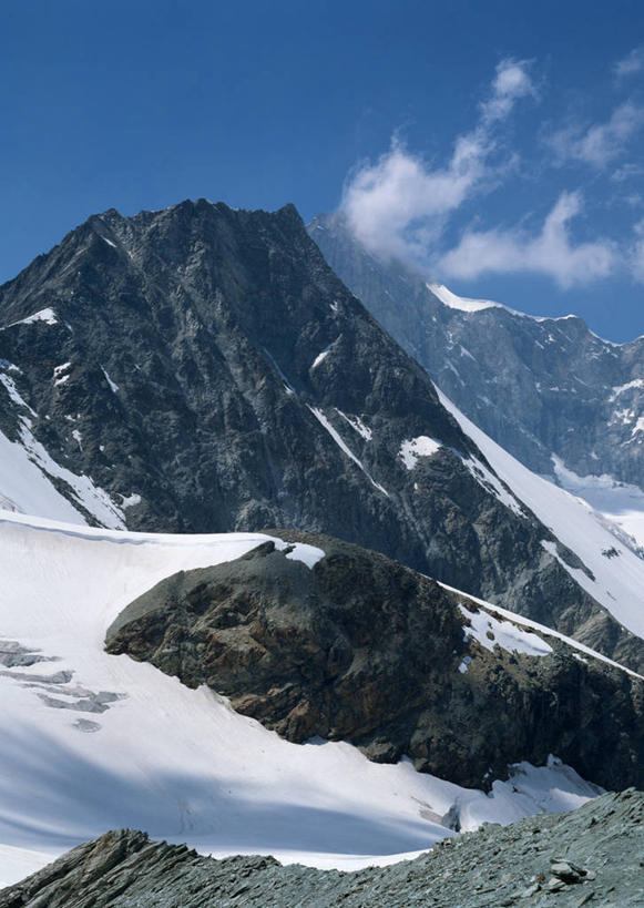 无人,竖图,室外,白天,正面,旅游,度假,石头,美景,山,雪,雪山,大雪,瑞士,欧洲,阿尔卑斯山,阴影,光线,石子,影子,冰,积雪,景观,山峰,雪景,云,云朵,冬季,冬天,山峦,云彩,娱乐,蓝色,白云,蓝天,天空,阳光,自然,天,享受,休闲,景色,放松,寒冷,晴朗,冰冷,自然风光,中欧,严寒,瑞士联邦,冰凉,酷寒,凛冽,凛凛,极冷,冰川之城,采尔马特,策尔马特,石块,岩石,晴空,彩图
