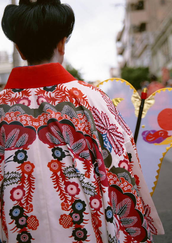 东方人,一个人,家,站,竖图,室外,白天,民族服装,植物,道路,路,公路,蝴蝶,亚洲,仅一个年轻女性,仅一个女性,仅一个人,和服,朦胧,模糊,昆虫,扇子,房屋,屋子,交通,清凉,黄种人,凉爽,文化,楼房,住宅,树,树木,背面,绿色,自然,动物,站着,服饰,生长,成长,益虫,吴服,唐草,唐花,唐锦,年轻女性,女人,女性,亚洲人,马路,站立,半身,彩图,传统服装,民俗服,房子,和风扇,和风扇子,凉扇,传统文化