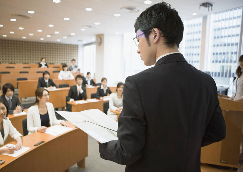 东方人,背部,同事,商务人士,商务男性,商务女性,站,坐,横图,室内,白天,正面,衬衫,成功,合作,团队,集体,信心,窗户,桌子,照明,亚洲,握,套装,材料,档案,文件,眼镜,纸,办公桌,灯光,记事本,许多人,拿,拿着,注视,黄种人,队伍,顶灯,玻璃窗,灯,本子,笔记本,讲台,手稿,资料,灯具,观察,看,站着,一群人,握着,观看,证明,照亮,察看,领导,照明设备,成就,关注,文档,演说台,商务装,合伙,领袖,近视眼镜,工薪阶层,演讲台,男人,男性,年轻男性,年轻女性,女人,女性,亚洲人,白领,上班族,站立,坐着,半身,彩图,衬衣,报告厅