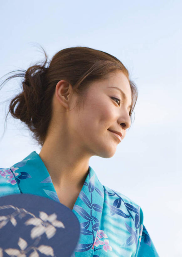 东方人,一个人,站,笑,微笑,竖图,室外,白天,仰视,民族服装,亚洲,仅一个年轻女性,仅一个女性,仅一个人,阴影,和服,光线,扇子,影子,清凉,注视,黄种人,凉爽,文化,蓝色,蓝天,天空,阳光,天,观察,看,站着,服饰,晴朗,观看,察看,关注,吴服,万里无云,唐草,唐花,唐锦,年轻女性,女人,女性,亚洲人,晴空,晴空万里,站立,半身,彩图,低角度拍摄,传统服装,民俗服,和风扇,和风扇子,凉扇,传统文化