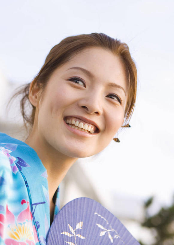 东方人,脸,头,脸颊,一个人,站,笑,微笑,露齿笑,竖图,室外,特写,白天,侧面,民族服装,植物,亚洲,仅一个年轻女性,仅一个女性,仅一个人,和服,扇子,清凉,扭头,注视,黄种人,凉爽,文化,树,树木,绿色,自然,观察,看,站着,转头,服饰,生长,成长,观看,察看,关注,吴服,唐草,唐花,唐锦,年轻女性,女人,女性,亚洲人,头部,脸部,脸蛋,面部,站立,半身,彩图,传统服装,民俗服,和风扇,和风扇子,凉扇,传统文化