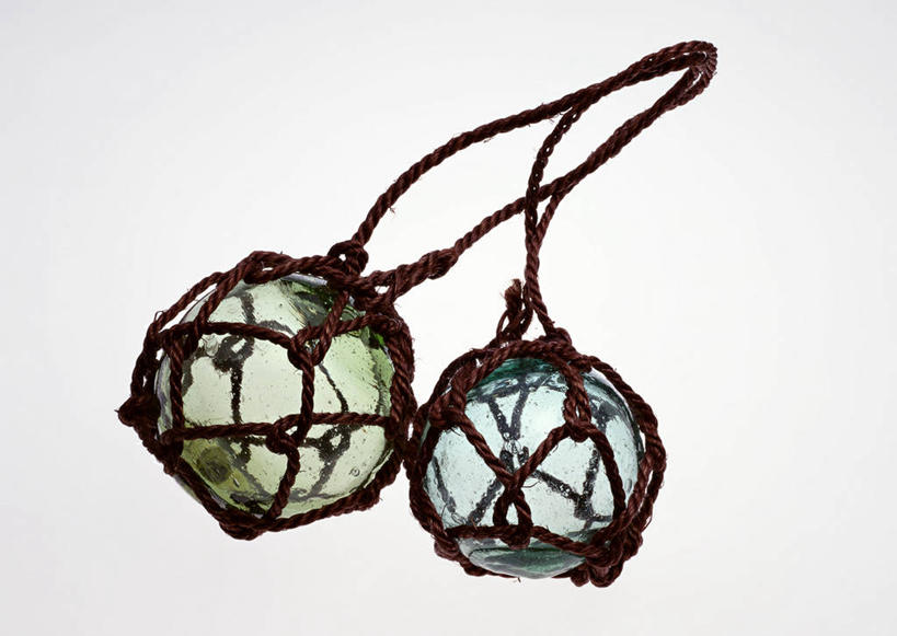 无人,横图,室内,特写,白天,白色背景,正面,静物,工艺美术品,玻璃,吊挂,悬挂,阴影,艺术,反射,影子,艺术品,挂,玻璃制品,两个,玻璃球,绳子,工艺品,球体,摄影,影棚,工艺,美术,彩图,影棚拍摄,拍摄,浮法玻璃