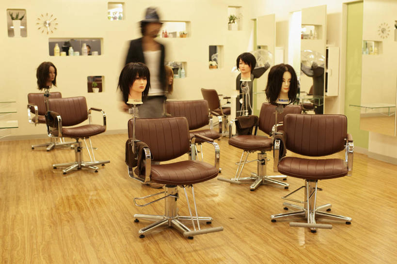 东方人,一个人,理发师,站,横图,室内,白天,正面,地板,镜子,帽子,椅子,亚洲,仅一个男性,仅一个人,许多,握,阴影,服装,朦胧,模糊,反射,假发,人造模特,影子,墙,棕色,地面,注视,休闲装,礼帽,黄种人,木地板,墙壁,墙面,排列,仅一个年轻男性,衣服,白色,观察,看,站着,休闲,休闲服,握着,服饰,道具,观看,镜像,察看,镜面,关注,服装模特,模特道具,时装道具,展示道具,服装模特道具,陈列道具,摆列,男人,男性,年轻男性,亚洲人,发型师,理发员,美发师,站立,彩图,全身,布列,分列