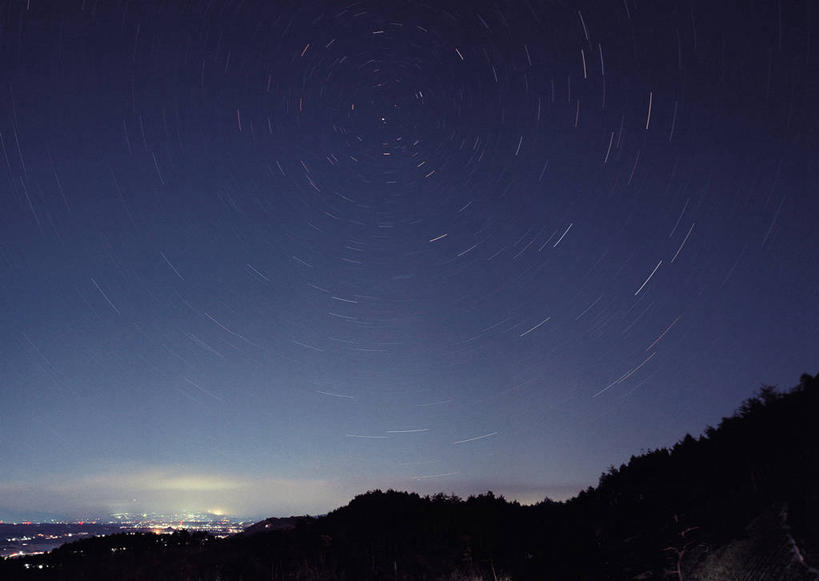 无人,横图,室外,夜晚,正面,神秘,宇宙,极光,森林,山,山脉,树林,星空,植物,夜景,山峰,山峦,背光,辉煌,浪漫,美丽,树,树木,绿色,自然,群山,灿烂,星座,生长,成长,气象,华丽,美好,天文,占卜,神奇,逆光,天文学,绚烂,星相,占星,光耀,仙后座,极光带,极光弧,极光幔,极光芒,极光片,星夜,夜空,彩图
