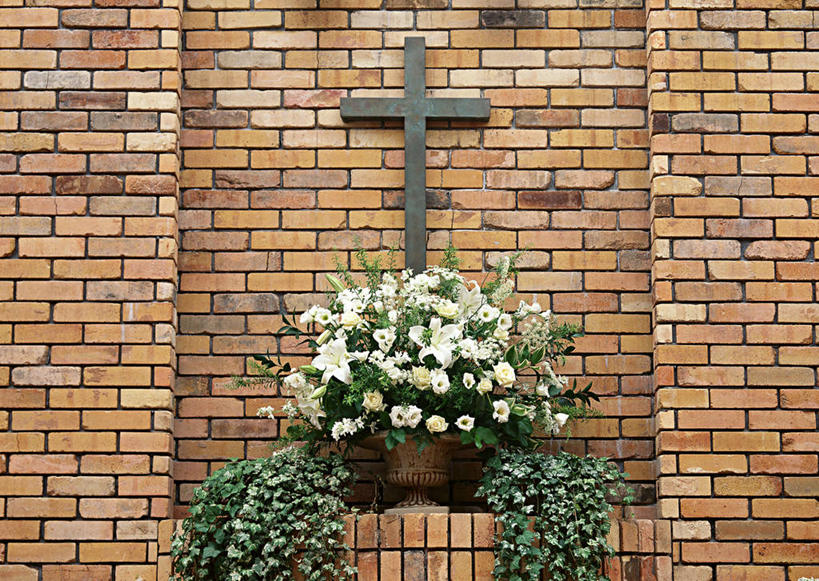 无人,教堂,横图,室内,白天,正面,爱情,婚礼,快乐,幸福,纯洁,热情,建材,建筑,玫瑰,节日,庆祝,盛开,材料,十字架,砖,砖块,墙,玫瑰花,结婚,浪漫,花蕾,文化,墙壁,墙面,花,花瓣,花朵,鲜花,白玫瑰,花苞,花蕊,祈祷,健康,温暖,温馨,喜庆,砖头,恩爱,许愿,宗教,建造,信仰,纪念,祈求,和睦,感动,信念,尊敬,平安,天真,刺玫花,徘徊花,石料,彩图,高兴,大教堂,礼拜堂,砌墙砖,融洽