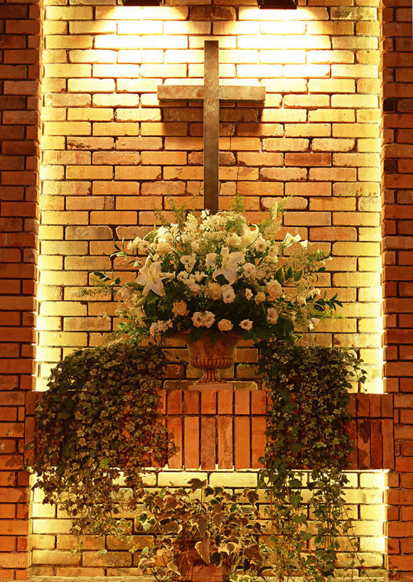 无人,教堂,竖图,室内,白天,正面,爱情,婚礼,快乐,幸福,纯洁,智慧,热情,百合花,玫瑰,照明,阴影,节日,庆祝,艺术,盛开,光线,壁灯,十字架,影子,墙,灯光,玫瑰花,结婚,浪漫,花蕾,文化,墙壁,墙面,灯,花,花瓣,花朵,鲜花,插花,灯具,花苞,花蕊,祈祷,健康,温暖,温馨,喜庆,恩爱,许愿,宗教,信仰,纪念,祈求,插花艺术,照亮,和睦,创造,基督教,照明设备,天主教,创作,感动,想象,信念,强瞿,尊敬,平安,天真,百合蒜,刺玫花,倒仙,番韭,徘徊花,山丹,彩图,高兴,大教堂,礼拜堂,融洽