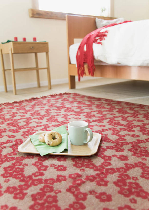 点心,面包,无人,竖图,室内,白天,正面,床,地毯,卧室,桌面,桌子,杯子,餐具,阴影,装饰,编织,反射,木制,瓷器,碟子,盘,影子,手工艺品,墙,双人床,食品,面点,床单,咖啡杯,陶瓷制品,织物,被子,墙壁,墙面,食物,糕点,白色,盘子,木制品,工艺品,碟,华丽,修饰,点缀,被单,瓷杯,衬托,美观,雅致,雅观,百吉饼,贝果面包,彩图,睡房,卧房