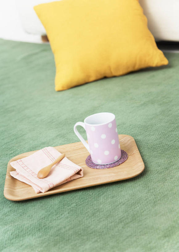 无人,竖图,俯视,室内,特写,白天,地毯,靠垫,沙发,杯子,餐具,装饰,编织,碟子,盘,手工艺品,陶瓷,靠枕,陶瓷制品,织物,一个,绿色,盘子,餐巾,马克杯,水杯,工艺品,垫子,碟,枕头,单个,华丽,修饰,点缀,布艺沙发,衬托,美观,雅致,雅观,保洁方巾,口布,彩图,高角度拍摄