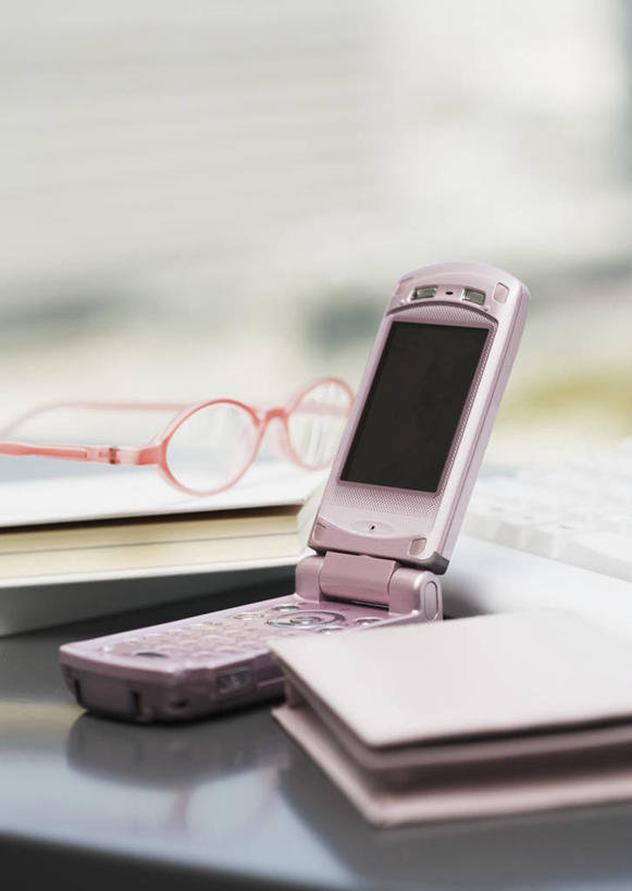 无人,办公室,打电话,竖图,室内,特写,白天,正面,家具,桌子,静物,电话,手机,一副,朦胧,模糊,材料,档案,文件,眼镜,纸,办公桌,通讯设备,手稿,资料,证明,文档,近视眼镜,一部,办公家具,交流,沟通,通话,彩图