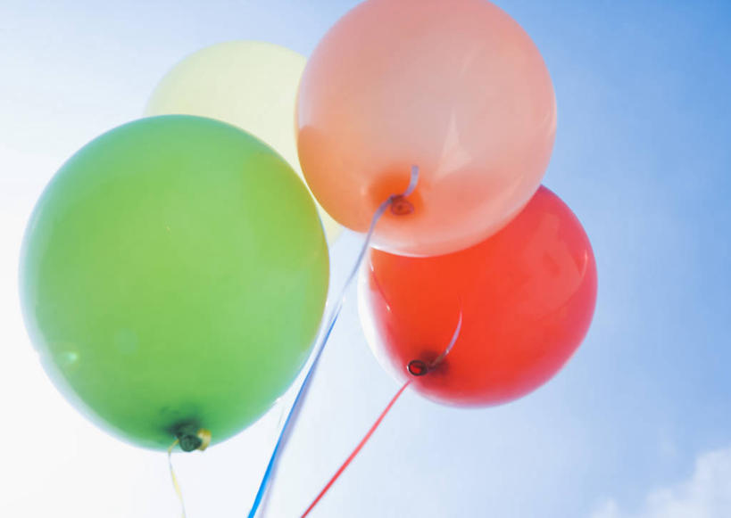 无人,横图,彩色,室外,特写,白天,仰视,游戏,静物,玩具,阴影,光线,影子,塑料,玩,娱乐,蓝色,蓝天,天空,阳光,气球,塑料制品,天,四个,休闲,充气玩具,橡胶,益智,晴朗,活动,五颜六色,色彩斑斓,发泄,消遣,智力,五彩缤纷,橡胶制品,万里无云,宣泄,五彩斑斓,五光十色,晴空,晴空万里,玩耍,嬉戏,彩图,低角度拍摄