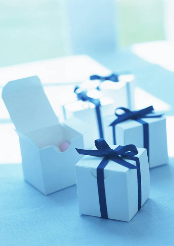 点心,无人,竖图,俯视,室内,特写,白天,下午茶,餐桌,桌子,礼盒,礼物,捆扎,阴影,朦胧,模糊,反射,丝绸,丝带,影子,纸盒,食品,缎带,绸带,盒子,食物,腌制,糕点,包装盒,礼品盒,甜食,礼品,蜜饯,餐台,果脯,彩图,高角度拍摄,蛋糕