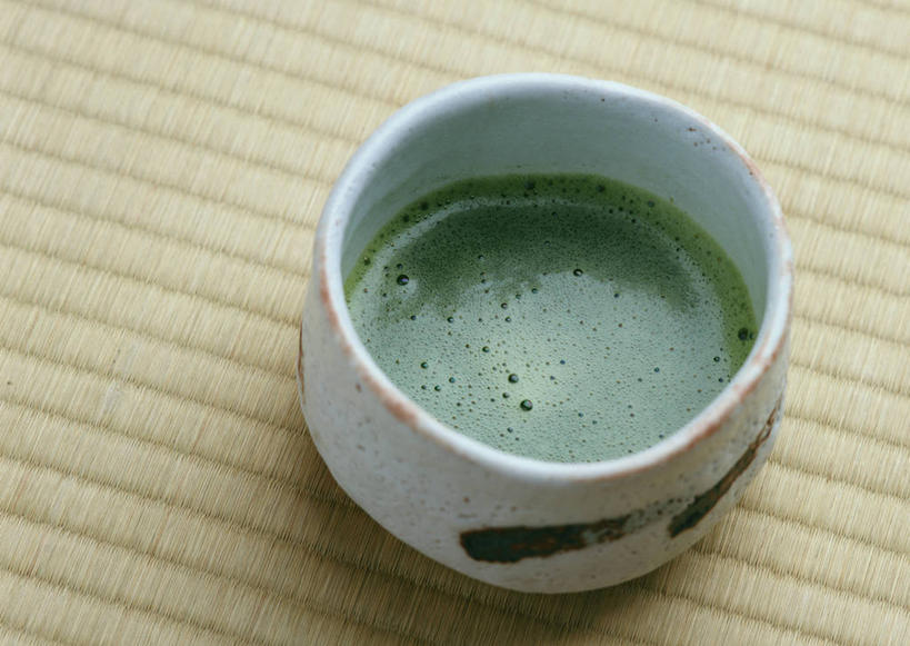 无人,横图,俯视,室内,特写,白天,绘画,幸福,茶,杯子,阴影,反射,彩绘,瓷器,影子,陶瓷,绿茶,抹茶,茶叶,塌塌米,榻榻米,娱乐,水杯,享受,休闲,温馨,放松,乐趣,陶艺,提神,舒适,醒脑,彩釉,叠席,茶杯,画画,彩图,高角度拍摄,不发酵茶,苦茗