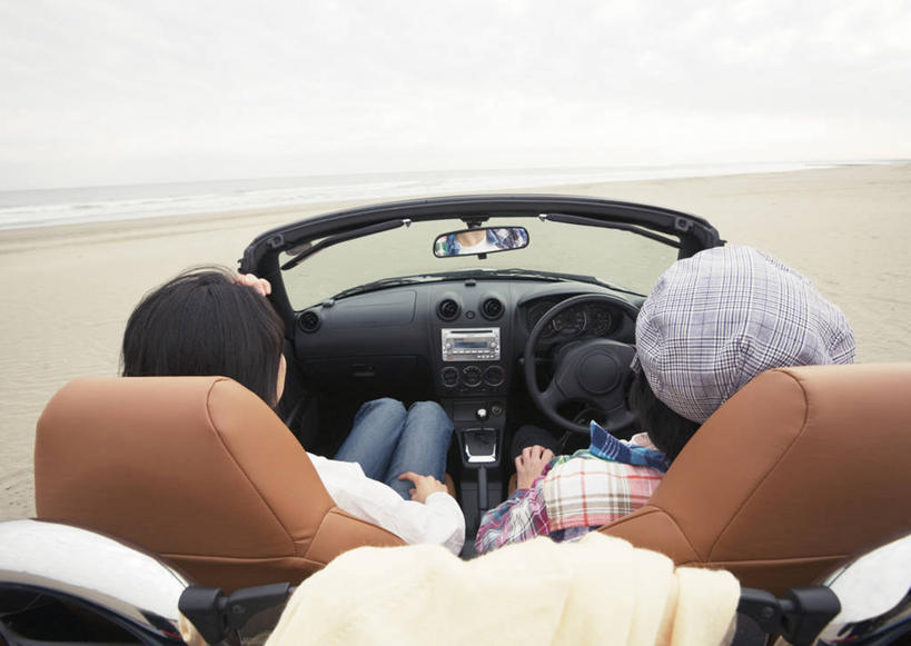 东方人,两个人,坐,横图,室外,白天,爱情,旅游,度假,安全,机器,仪器,海浪,海洋,美景,沙滩,窗户,镜子,汽车,帽子,亚洲,一辆,服装,裤子,反射,沙子,海岸,景观,浪花,跑车,沙地,浪漫,牛仔裤,休闲装,黄种人,娱乐,设备,玻璃窗,车,背面,衣服,自然,海水,车窗,方向盘,交通工具,驾驶,行驶,享受,休闲,温暖,温馨,休闲服,景色,恩爱,放松,恋人,服饰,后视镜,镜像,和睦,控制,生命,镜面,自然风光,载具,敞篷跑车,海景,光学,侧视镜,男人,男性,年轻男性,年轻女性,女人,女性,亚洲人,情侣,大海,风浪,海,海水的波动,海滩,近岸浪,涌浪,坐着,彩图,全身,伴侣,融洽