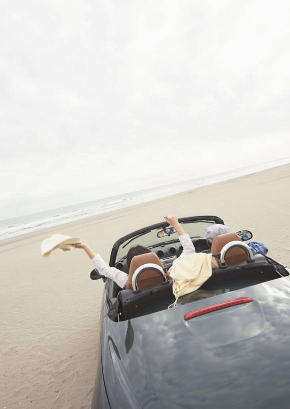 东方人,两个人,坐,举,竖图,室外,白天,爱情,旅游,度假,安全,海浪,海洋,美景,沙滩,窗户,镜子,汽车,帽子,亚洲,一辆,服装,反射,草帽,沙子,海岸,景观,浪花,跑车,沙地,浪漫,休闲装,黄种人,娱乐,玻璃窗,车,背面,衣服,自然,海水,车窗,交通工具,托,享受,休闲,温暖,温馨,休闲服,景色,恩爱,放松,恋人,服饰,后视镜,镜像,和睦,生命,镜面,自然风光,载具,敞篷跑车,海景,光学,侧视镜,男人,男性,年轻男性,年轻女性,女人,女性,亚洲人,情侣,大海,风浪,海,海水的波动,海滩,近岸浪,涌浪,举起,举手,举着,向上举,向上伸,向上托,坐着,半身,彩图,伴侣,融洽