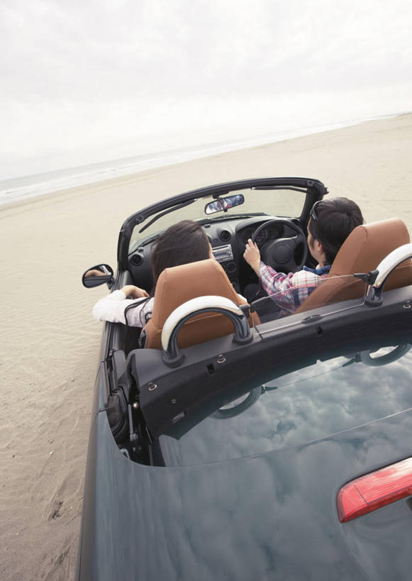 东方人,两个人,坐,竖图,室外,白天,爱情,旅游,度假,安全,机器,仪器,海浪,海洋,美景,沙滩,窗户,镜子,汽车,帽子,亚洲,一辆,服装,裤子,反射,沙子,海岸,景观,浪花,跑车,沙地,浪漫,牛仔裤,休闲装,黄种人,娱乐,设备,玻璃窗,车,背面,衣服,自然,海水,车窗,方向盘,交通工具,驾驶,行驶,享受,休闲,温暖,温馨,休闲服,景色,恩爱,放松,恋人,服饰,后视镜,镜像,和睦,控制,生命,镜面,自然风光,载具,敞篷跑车,海景,光学,侧视镜,男人,男性,年轻男性,年轻女性,女人,女性,亚洲人,情侣,大海,风浪,海,海水的波动,海滩,近岸浪,涌浪,坐着,彩图,全身,伴侣,融洽