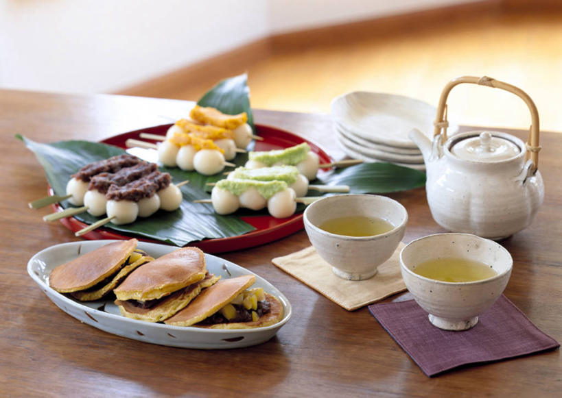 点心,无人,横图,俯视,室内,特写,白天,烹饪,幸福,餐桌,茶,桌子,杯子,叶子,阴影,反射,木制,壶,影子,肉,日本料理,铜锣烧,茶叶,料理,食品,黄金饼,糯米丸子,甜点,甜品,荷叶,丸子,两杯,娱乐,馅饼,菜肴,美食,肉类,肉丸,竹签,水壶,食物,糕点,茶壶,木制品,容器,水杯,日式料理,甜食,享受,休闲,日式,温馨,放松,乐趣,佳肴,餐台,提神,舒适,醒脑,肉食,取食签,莲叶,叶,叶片,茶杯,彩图,高角度拍摄