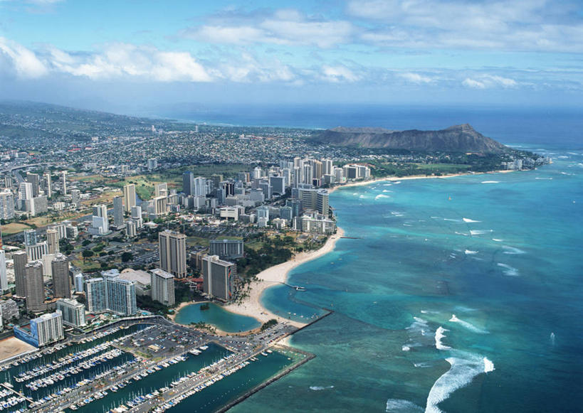 无人,高楼大厦,横图,俯视,航拍,室外,白天,度假,岛屿,海浪,海洋,火山,美景,城市风光,城市,大厦,建筑,摩天大楼,夏威夷,美国,阴影,光线,影子,景观,浪花,水平线,云,云朵,建筑群,辽阔,海平线,云彩,娱乐,建设,蓝色,白云,蓝天,天空,阳光,海水,天,享受,休闲,广阔,景色,放松,晴朗,一望无际,北美,北美洲,鸟瞰,美洲,海景,瓦胡岛,欧胡岛,火奴鲁鲁,首府,欧湖岛,夏威夷州,爱洛哈之州,北亚美利加洲,亚美利加洲,聚集之岛,檀香山市,无边无际,一马平川,大海,风浪,海,海水的波动,近岸浪,列岛,群岛,死火山,涌浪,诸岛,晴空,彩图,高角度拍摄,大楼,高层建筑,高楼,摩天楼,水天相接,水天一线,檀香山,钻石头山