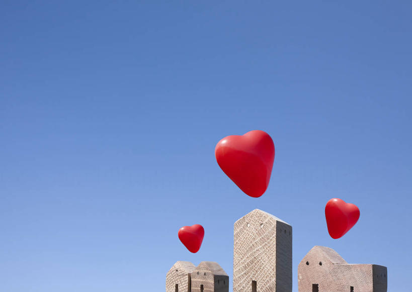 无人,高楼大厦,横图,室内,白天,正面,爱情,数码,科技,大厦,建筑,摩天大楼,阴影,爱心,漂浮,装饰,飘扬,网络,塑料,高光,几何,计算机图形,飘落,浪漫,合成,三个,红色,蓝色,蓝天,天空,气球,塑料制品,天,温暖,温馨,心形,橡胶,恩爱,晴朗,下沉,华丽,修饰,点缀,电脑合成图,数码合成图,和睦,合成图,降落,橡胶制品,万里无云,写实,具体,具象,衬托,美观,雅致,雅观,飘零,心型,晴空,晴空万里,彩图,大楼,高层建筑,高楼,摩天楼,融洽