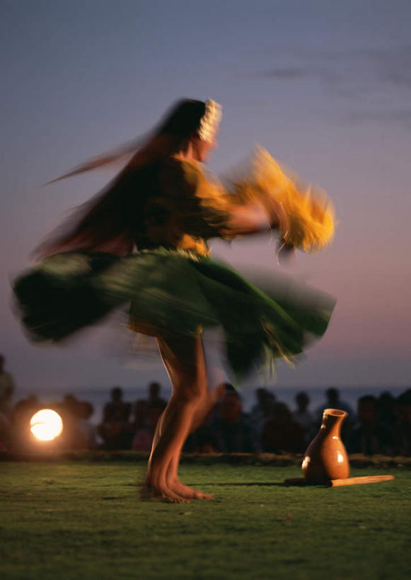 西方人,一个人,站,竖图,室外,白天,侧面,裙子,跳舞,草地,草坪,岛屿,日落,植物,夏威夷,欧洲,美国,欧洲人,仅一个年轻女性,仅一个女性,仅一个人,阴影,朦胧,模糊,光线,影子,晚霞,霞光,落日,灯光,注视,草,树,树木,绿色,自然,黄昏,观察,看,站着,彩霞,生长,成长,观看,半身裙,察看,北美,北美洲,关注,草裙舞,草裙,美洲,舞姿,瓦胡岛,欧胡岛,欧湖岛,夏威夷州,爱洛哈之州,北亚美利加洲,亚美利加洲,聚集之岛,夕照,薄暮,年轻女性,女人,女性,白种人,列岛,群岛,诸岛,夕阳,站立,彩图,全身,舞蹈,傍晚,呼拉舞,斜阳