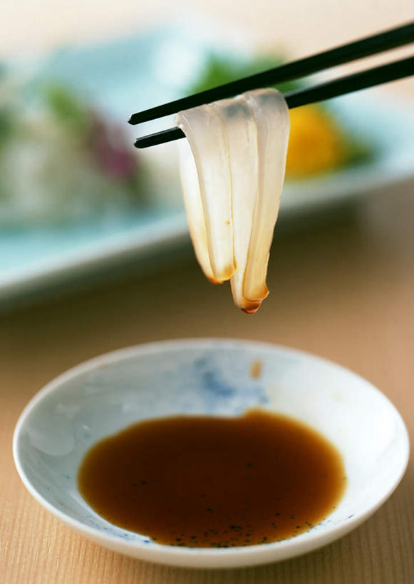 海鲜,生鱼片,芥末,无人,竖图,俯视,室内,特写,白天,烹饪,餐桌,筷子,桌子,餐具,一排,一双,许多,阴影,朦胧,模糊,整齐,反射,鱼,碟子,盘,影子,调料,肉,鱼肉,日本料理,鱼片,料理,食品,调味品,调味料,文化,传统,酱油,水产,菜肴,美食,肉类,鱼类,海洋生物,食物,排列,白色,盘子,碟,日式料理,日式,佳肴,餐台,礼节,队列,水生动物,海产品,礼仪,水生物,肉食,海底动物,山葵,泽山葵,溪山葵,芥子末,山嵛菜,芥辣粉,哇沙比,辣根,沙西米,豉油,鰤,鰤鱼,进餐用具,彩图,高角度拍摄,刺身