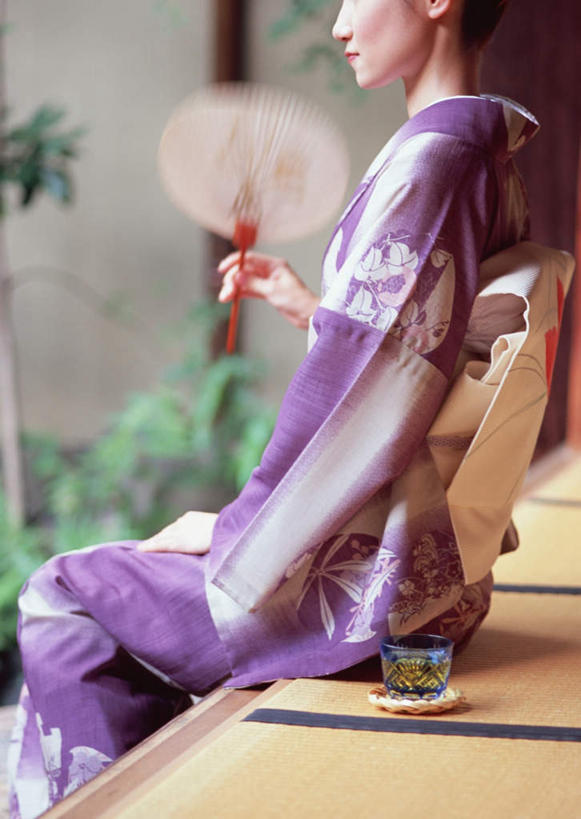 东方人,一个人,坐,竖图,室内,白天,侧面,民族服装,植物,亚洲,仅一个年轻女性,仅一个女性,仅一个人,握,和服,朦胧,模糊,扇子,塌塌米,榻榻米,清凉,拿,拿着,黄种人,凉爽,文化,树,树木,绿色,紫色,自然,握着,服饰,生长,成长,吴服,唐草,唐花,唐锦,叠席,年轻女性,女人,女性,亚洲人,坐着,半身,彩图,传统服装,民俗服,和风扇,和风扇子,凉扇,传统文化