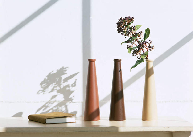 无人,横图,室内,特写,白天,正面,智慧,桌面,桌子,花瓶,书籍,阴影,艺术,盛开,反射,木制,影子,陶瓷,墙,陶瓷制品,花蕾,文化,墙壁,墙面,花,花瓣,花朵,鲜花,插花,木制品,瓶子,花苞,花蕊,插花艺术,创造,创作,想象,书,图书,彩图