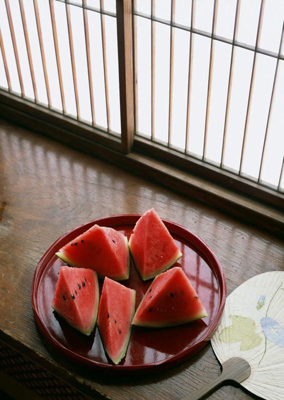无人,竖图,俯视,室内,特写,白天,门,桌面,桌子,西瓜,餐具,水果,拉门,阴影,新鲜,反射,木制,碟子,盘,扇子,影子,生食,食品,果实,清凉,凉爽,文化,移门,食物,红色,盘子,木制品,碟,有机食品,绿色食品,障子,纸门,寒瓜,彩图,高角度拍摄,和风扇,和风扇子,凉扇,传统文化