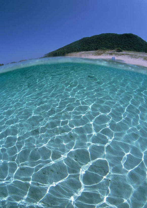 无人,竖图,俯视,室外,白天,广角镜头,鱼眼镜头,旅游,度假,岛屿,海浪,海洋,礁石,石头,美景,森林,沙滩,树林,植物,日本,亚洲,阴影,光线,沙子,石子,影子,岛,海岸,景观,浪花,水平线,辽阔,海平线,沙地,娱乐,冲绳,树,树木,蓝色,绿色,蓝天,天空,阳光,自然,海水,天,享受,休闲,广阔,景色,放松,生长,晴朗,成长,一望无际,冲绳县,自然风光,海景,东亚,万里无云,琉球群岛,日本国,九州地方,无边无际,一马平川,冲绳群岛,大海,风浪,海,海水的波动,海滩,礁,近岸浪,列岛,群岛,石块,岩石,涌浪,诸岛,晴空,晴空万里,彩图,高角度拍摄,座间味村,嘉比岛,庆良间群岛,水天相接,水天一线