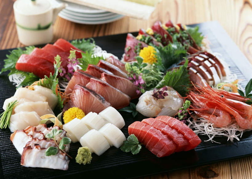 海鲜,面食,面条,生鱼片,无人,横图,俯视,室内,特写,白天,烹饪,餐桌,桌子,蔬菜,叶子,一堆,许多,阴影,堆叠,堆积,新鲜,装饰,盛开,反射,木制,鱼,影子,面,肉,虾,鱼肉,日本料理,鱼片,料理,食品,绿叶,鲷鱼,鲭鱼,鲔鱼,花蕾,粉丝,水产,金枪鱼,菜肴,美食,肉类,鱼类,大虾,海洋生物,花,花瓣,花朵,鲜花,食物,木制品,日式料理,花苞,花蕊,日式,嫩叶,佳肴,有机食品,绿色食品,对虾,餐台,堆,华丽,修饰,鲷,花池鱼,花鲱,花鳀,加吉鱼,青花鱼,鲐鲅鱼,铜盆鱼,油胴鱼,点缀,吞拿鱼,水生动物,海产品,水生物,肉食,海底动物,斑节虾,衬托,美观,雅致,雅观,班加吉,加真鲷,沙西米,东方对虾,中国对虾,冬粉,鰤,鰤鱼,叶,叶片,彩图,高角度拍摄,刺身