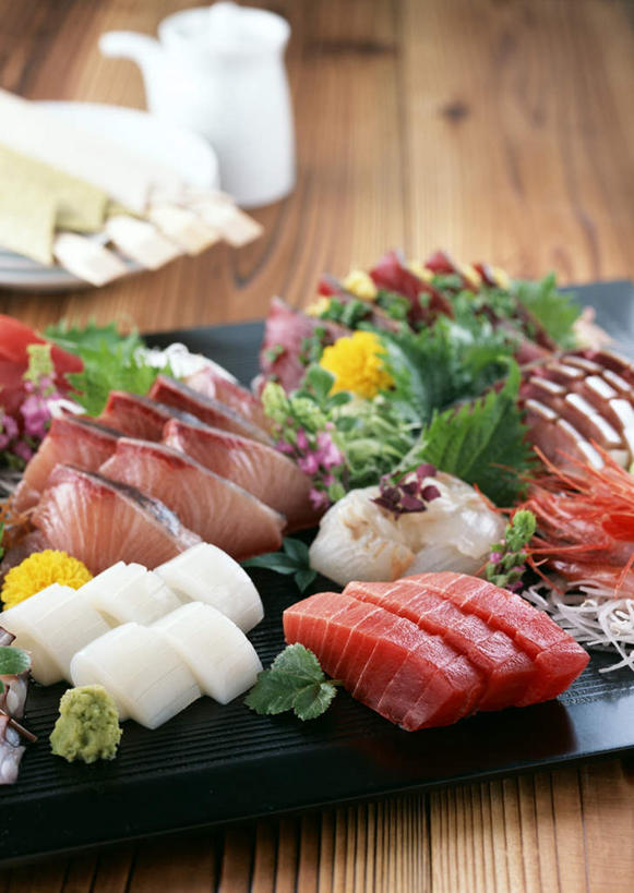 海鲜,面食,面条,生鱼片,无人,竖图,俯视,室内,特写,白天,烹饪,餐桌,桌子,蔬菜,杯子,叶子,一堆,许多,阴影,堆叠,堆积,新鲜,装饰,盛开,反射,木制,鱼,影子,面,肉,虾,鱼肉,日本料理,鱼片,料理,食品,绿叶,鲷鱼,鲭鱼,鲔鱼,花蕾,粉丝,水产,金枪鱼,菜肴,美食,肉类,鱼类,大虾,海洋生物,花,花瓣,花朵,鲜花,食物,木制品,水杯,日式料理,花苞,花蕊,日式,嫩叶,佳肴,有机食品,绿色食品,对虾,餐台,堆,华丽,修饰,鲷,花池鱼,花鲱,花鳀,加吉鱼,青花鱼,鲐鲅鱼,铜盆鱼,油胴鱼,点缀,吞拿鱼,水生动物,海产品,水生物,肉食,海底动物,斑节虾,衬托,美观,雅致,雅观,班加吉,加真鲷,沙西米,东方对虾,中国对虾,冬粉,鰤,鰤鱼,叶,叶片,茶杯,彩图,高角度拍摄,刺身