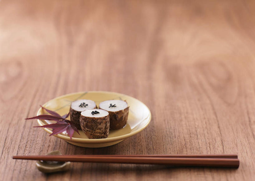 无人,横图,俯视,室内,特写,白天,烹饪,沙滩,植物,餐桌,桌子,蔬菜,餐具,叶子,一双,阴影,朦胧,模糊,新鲜,反射,木制,碟子,盘,沙子,影子,海岸,芋头,谷类,谷物,日本料理,料理,食品,枫叶,枯叶,落叶,草药,药草,筷架,沙地,米,筷枕,大米,菜肴,美食,中药,食物,三个,红色,盘子,木制品,碟,日式料理,日式,毛芋,毛芋头,芋奶,佳肴,有机食品,绿色食品,餐台,枫树叶,筷子架,药材,中草药,中药材,本草,青芋,苦艾,中亚苦蒿,芋子,叶,叶片,海滩,芋艿,彩图,高角度拍摄