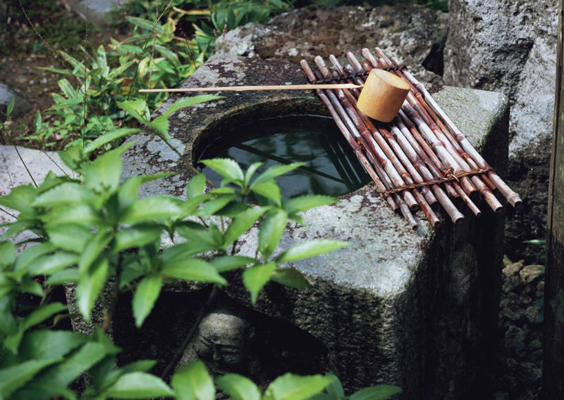 无人,横图,俯视,室外,特写,白天,石头,美景,树林,植物,一排,竹制,朦胧,模糊,日本文化,整齐,编织,石子,竹排,勺子,庭院,景观,院子,茶道,文化,竹筏,树,树木,排列,绿色,自然,调羹,汤匙,景色,生长,成长,道具,园林,竹条,茶艺,环境,竹制品,队列,自然风光,东亚文化,礼法,修行,石块,岩石,彩图,高角度拍摄,茶庭,露地,蹲踞,茶文化
