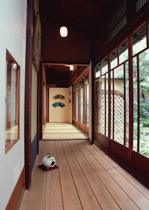 无人,竖图,室内,白天,正面,植物,地板,照明,日本文化,蚊香猪,墙,走道,走廊,过道,灯光,蚊香架,地面,文化,吊灯,木地板,墙壁,墙面,灯,树,树木,绿色,白色,自然,灯具,生长,成长,照亮,照明设备,和风,彩图,蚊取豚,香薰器,小猪香炉,传统文化